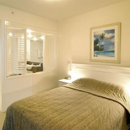 Mantra Broadbeach On The Park Gold Coast Room photo