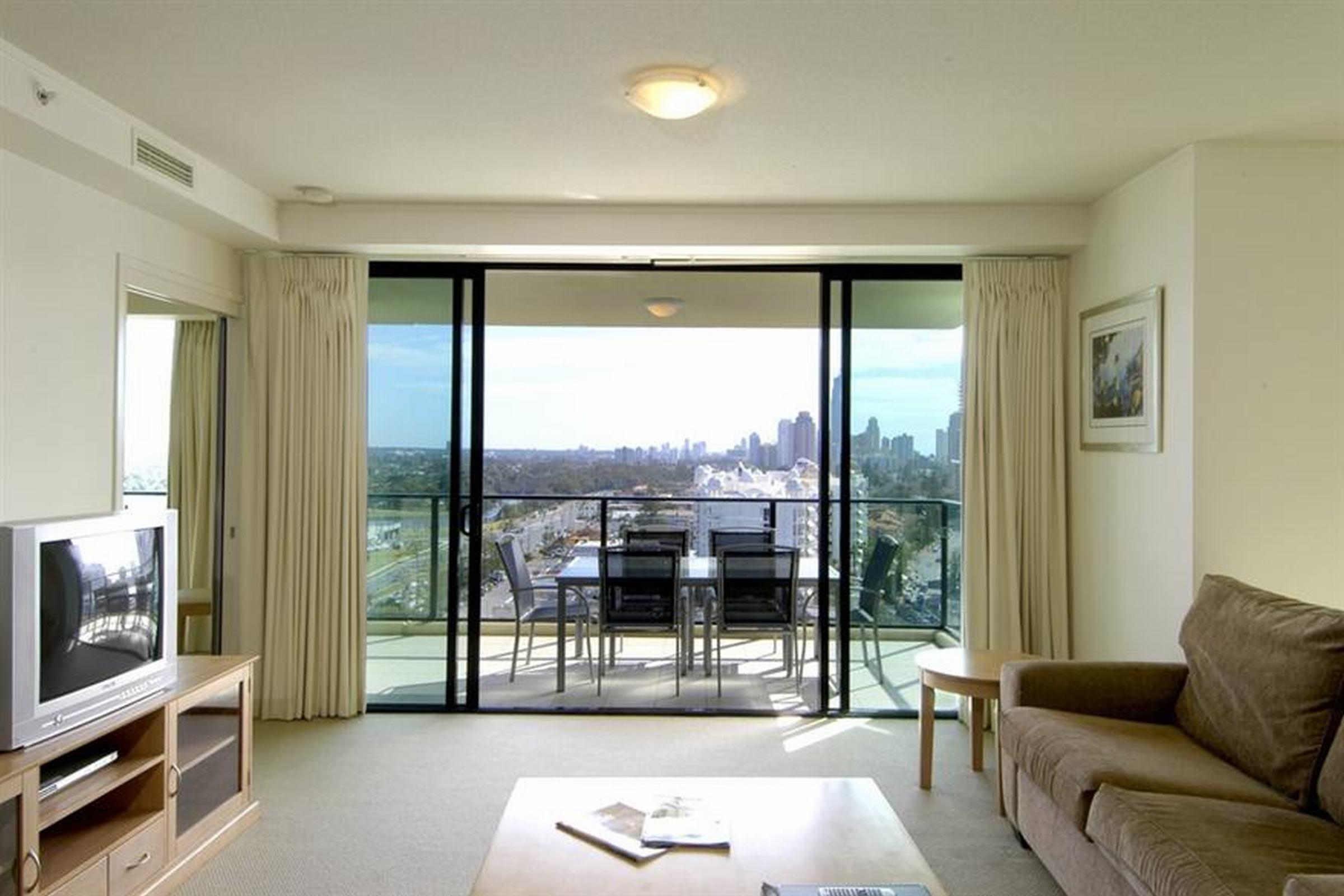 Mantra Broadbeach On The Park Gold Coast Room photo